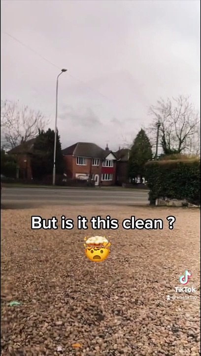 Sa voiture est tellement propre qu'on ne sait pas si c'est un reflet ou la réalité