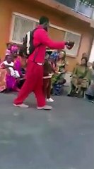 Un Singe Qui Danse Du Leumbeul Regarder