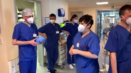 El estrés y cansancio del día a día de los sanitarios en una UCI de Berlín