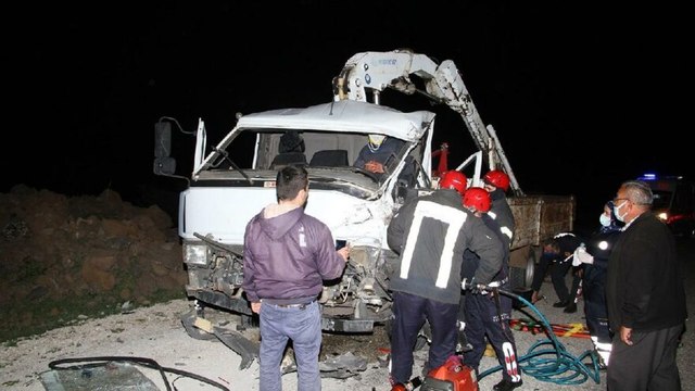 TIR'a çarpan kamyonet sürücüsü ağır yaralandı