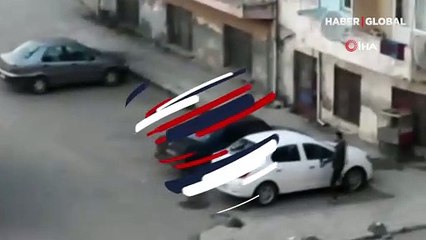 Elindeki demir sopayla arabayı parçaladı