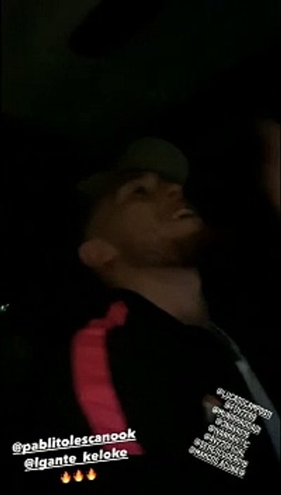 Fiesta en el bus del Sevilla a ritmo de cumbia