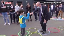 Et pendant ce temps que fait le ministre de l'Education, Jean-Michel Blanquer ? Il joue à la marelle dans une cour d'école - VIDEO