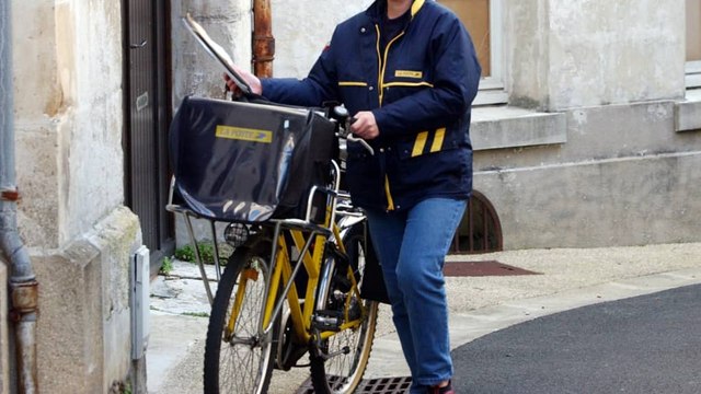 Une factrice blessée par des lames de rasoirs cachées dans une boîte aux lettres