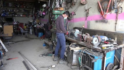 Hurda malzemelerden yaptıkları elektrikli arabayla artık işe gidip geliyorlar