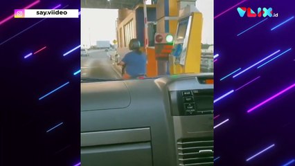 Santuy! Emak-emak Naik Motor Matik Masuk Tol