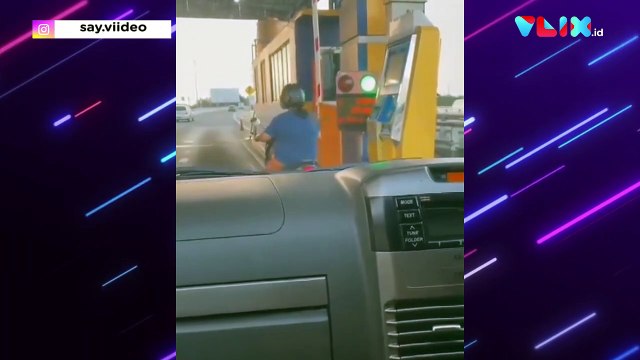 Santuy! Emak-emak Naik Motor Matik Masuk Tol
