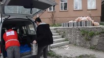 Kızılay gönüllüleri evleri dolaşarak sıcak yemek dağıtıyor