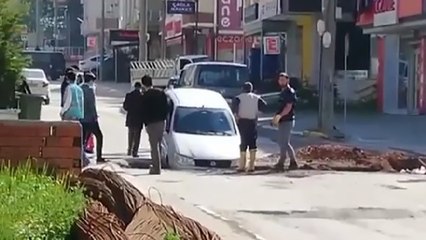 Caddede giderken otomobili ile çukura düştü