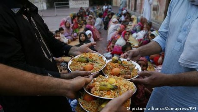 Pakistani Hindu youth arrange interfaith Ramadan meals for Muslims