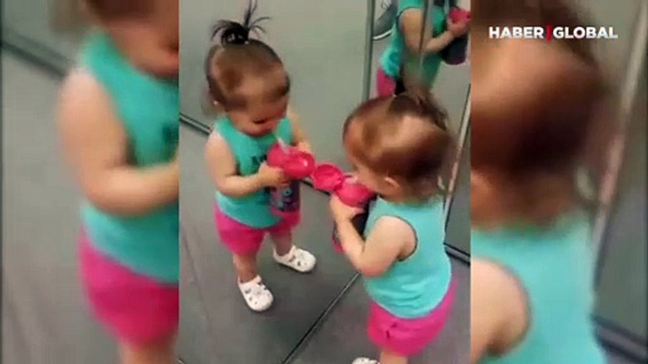 Aynadaki bebek! Yerdeki matarasını aynadan almaya çalışınca olanlar oldu