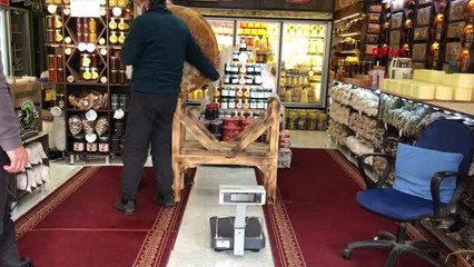 1400 LİTRE SÜTTEN ÜRETTİĞİ 56 KİLOLUK GRAVYER PEYNİRİNİ SATIŞA ÇIKARDI