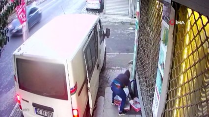 Avcılar’da bir gün arayla 2 perdeciye giren hırsızlar kamerada