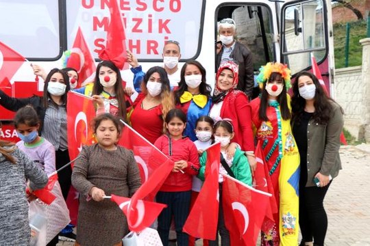 Belediye Başkanı mahalle mahalle gezip çocuklarla 23 Nisan kutladı