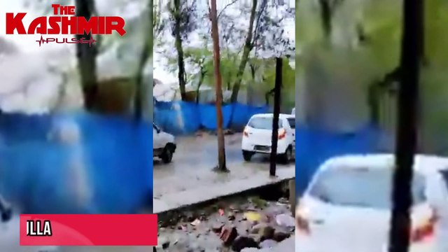 People trying to catch bank robbers in Pattan Baramulla