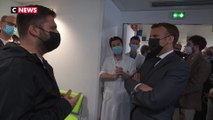 Un patient atteint de Covid-long craque devant Emmanuel Macron : «J’ai des pertes de mémoire alors que j’ai un bébé de sept mois»