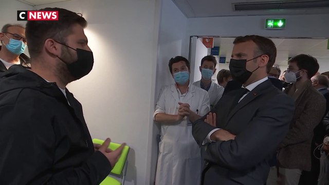 Un patient atteint de Covid-long craque devant Emmanuel Macron : «J’ai des pertes de mémoire alors que j’ai un bébé de sept mois»