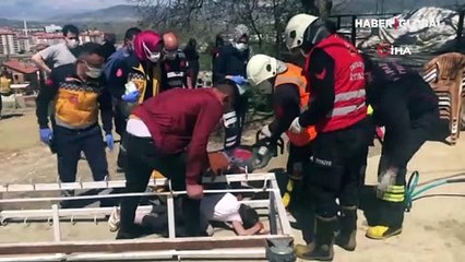 Küçük kızın başına demir askılığın kancası saplandı