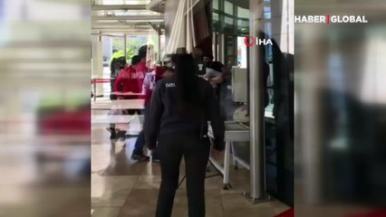 AVM girişinde tekme tokat maske kavgası