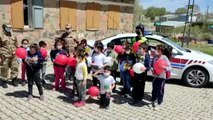 Mehmetçik köy köy gezip çocukların bayramını kutladı