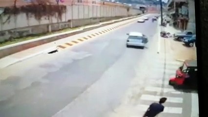 La despojan de sus pertenencias y la lanzan desde un taxi en movimiento