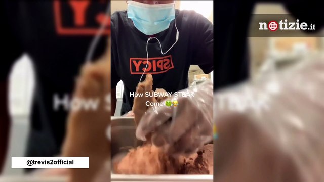 Dipendente di Subway mostra cosa c'è dietro agli hamburger del fast food: il video è virale