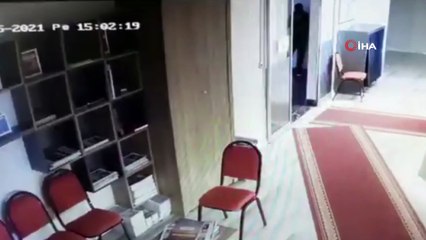 Sekreterinin cüzdanını çalan zanlı kamerada