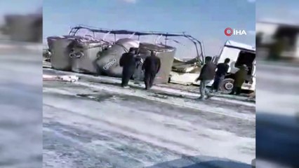 Süt tankeri kaza yaptı, tonlarca süt yola döküldü