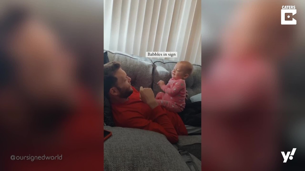 Baby spricht mit taubem Vater über Zeichensprache
