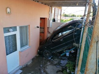 SİLİVRİ'DE OTOMOBİL EVİN BAHÇESİNE DÜŞTÜ