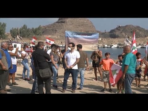 صيادو ميناء الدورة يقطعون طريق شاحنات النفايات