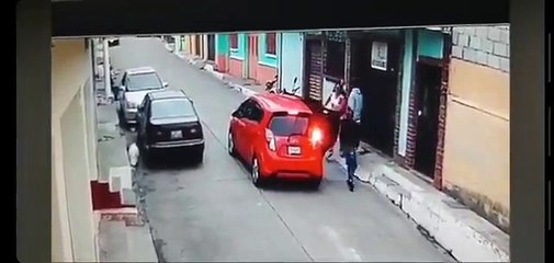 Cámara de seguridad graba asalto a mujer en Villa Nueva