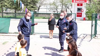 Kırıkkale'de zabıta ekipleri miniklerin '23 Nisan' gösterisine eşlik etti