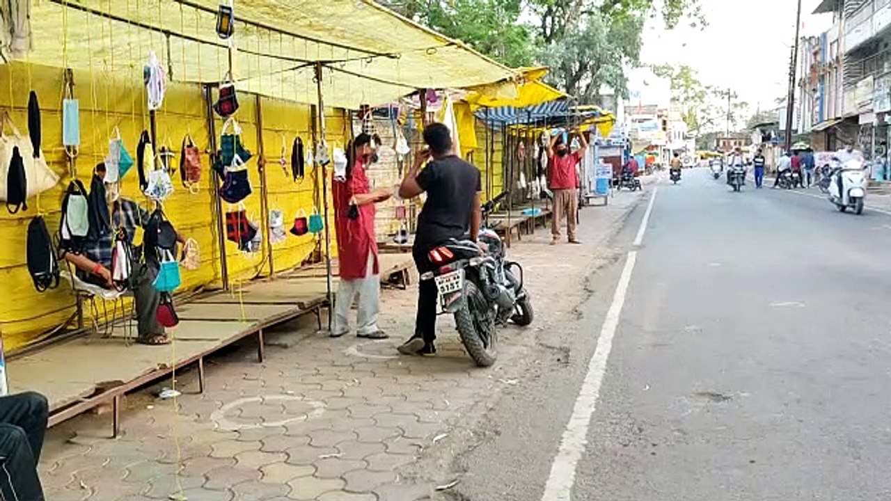 शहर के कुछ क्षेत्रों में मास्क बेचने के लिए अस्थाई दुकानें लगाई जा रहीं