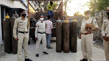 पुलिस के पहरे में ऑक्सीजन सिलेंडर का वितरण