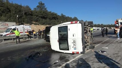 ARNAVUTKÖY'DE KAZA YAPAN SERVİS MİNİBÜSÜ DEVRİLDİ; BİR KİŞİ ÖLDÜ