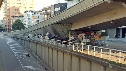 Desalojaron a recicladores que armaron casa dentro de un puente en Bogotá
