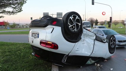 Takla atan araçtan yaralıyı belediye çalışanı kurtardı