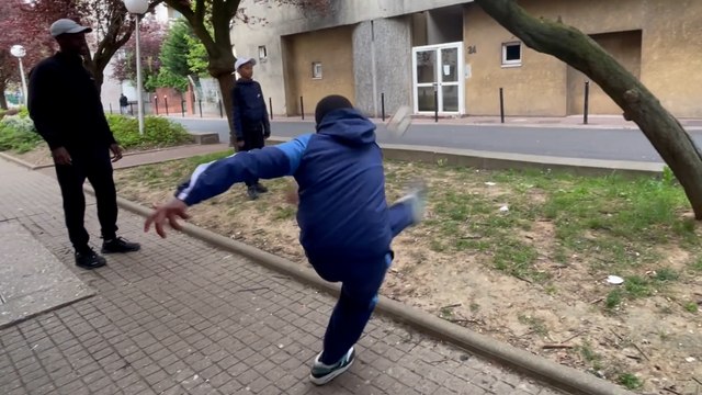 «Tout le monde veut tenter sa chance» : à Evry, viser cette lucarne avec un ballon de foot déchaîne les passions