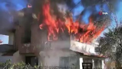 Ayvalık'ta ev yangınındaki sıcak anlar kameralara böyle yansıdı