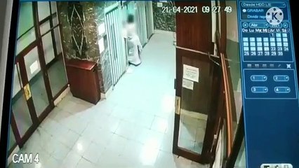 Encontraron en la calle, desnuda y en shock a una adolescente abusada por su mamá y su padrastro