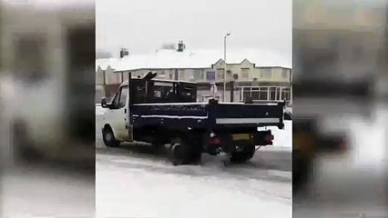 2000 model Ford Transit'le karda drift yapan sürücü