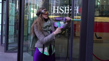 "석탄산업 지원 끊어라" 런던 HSBC 본사 유리창 깨고 시위 / YTN