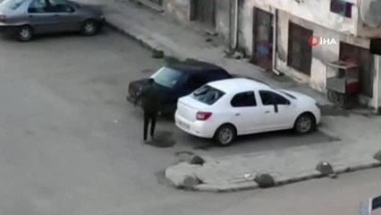 Son dakika haberleri! Husumetlisinin aracına saldırıp camlarını kırdı...O anlar kamerada