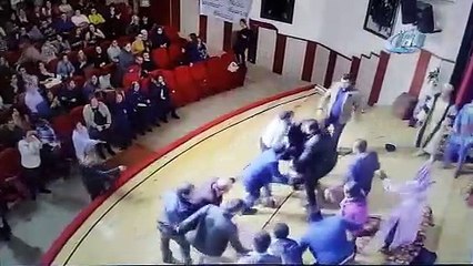 Tiyatro sahnesinde kavga