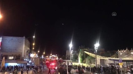 Son dakika: İsrail polisi Mescid-i Aksa'daki teravih namazı sonrası Filistinlilerin üzerine TOMA'lardan foseptik suyu sıktı (1)