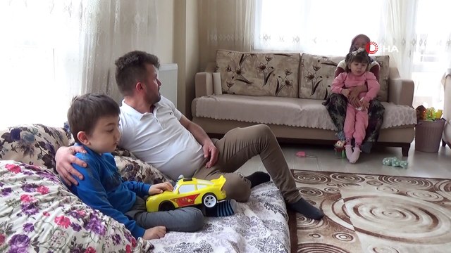 Yaşıtları bayram kutlarken iki kardeş bayramı yatakta geçiriyor