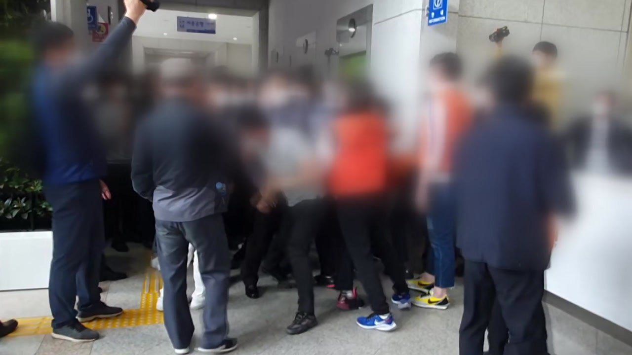 대전 노래방 업주들, '영업제한 시간 조정' 요구하며 시청 진입 시도 / YTN