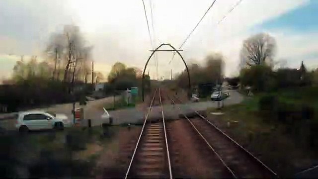 Les cigognes n'ont vraiment pas peur des trains... nid sur les voies ferrées