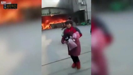 Yanan binadan alevler içinde çıkan kadın şoke etti